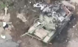 Ukrainian FPV drones destroy the Russian T-90M Proryv tank near the city of Aleshki, Kherson region