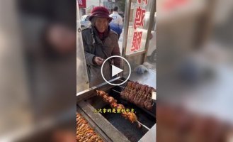 В Китае продавец шашлычной семь лет принимает у бабушки ритуальные деньги вместо настоящих
