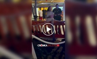 Туристка из Ирландии напала на прохожих и повздорила с полицейскими