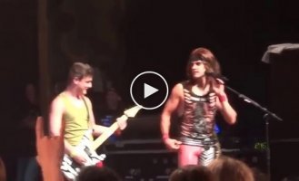 На концерте рок-группы Steel Panther талантливый фанат выступил в роли гитариста