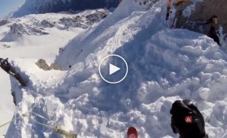 Опасный спуск на соревнованиях по горным лыжам