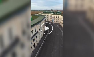 Поддельный Париж: во Франции построили целый парижский квартал для киносъемок