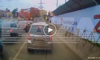 Жителя Краснодара задержали за плевок в плакат с буквой Z