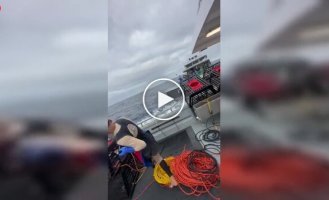 Необычный «бой» между рыболовными судами попал на видео