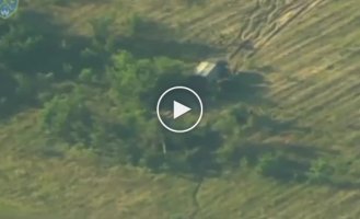 MLRS HIMARS destroys the Russian 152-mm howitzer "Msta-B" on the left bank of the Kherson region