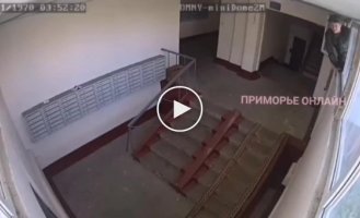 Ну это уже ни в какие ворота не лезет — военком залазит в окна,  чтобы вручить повестки