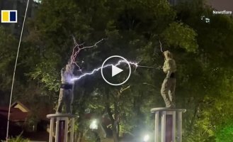 «Электрический» танец с помощью катушек Теслы исполнили в Китае