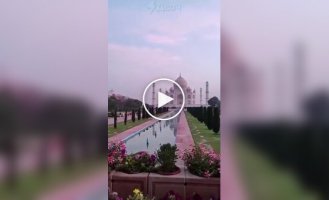 Обстановка возле Тадж Махала