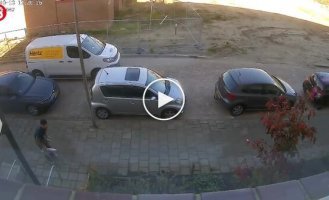 Сотрудник службы доставки пытался забросить посылку на балкон