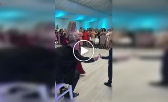 Весілля, танці та щедрість: маленький гість став зіркою вечора