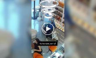 Курьер заехал на скутере в люксовый бутик