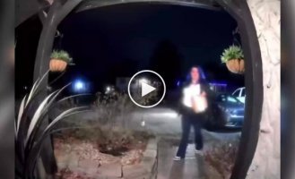 Женщина-курьер приправила еду клиента из перцового баллончика