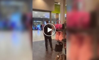 Когда не дали уйти: вор разбил сканеры и сцепился с охраной