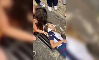 Brave girl saved a kitten