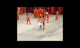 Интересные танцы в тюрьме