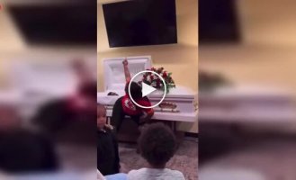 Жінка станцювала тверк біля труни