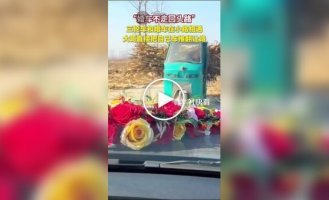 Мужчина уступил дорогу свадебному кортежу и был вознагражден