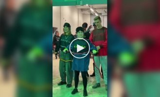 Видовищне шоу з уявними мотоциклами