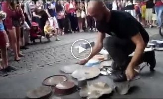 Уличный музыкант демонстрирует свое мастерство