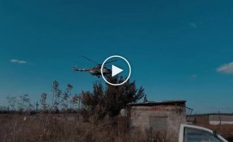Украинские вертолеты Ми-8МТ атакуют оккупантов неуправляемыми ракетами