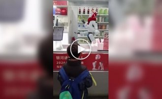 Робот-кассир устроил погром в магазине вместо выдачи заказа