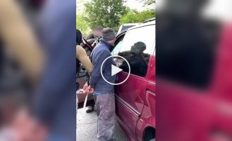 В США выпустили видеоролик с пойманными мигрантами, пародирующий заставку «Покемонов»