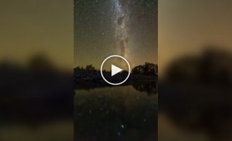 Земля вращается: Потрясающий таймлапс звездного неба над рекой