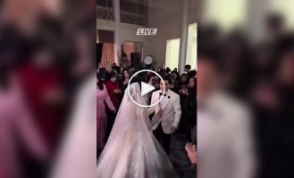 The groom ran away from the wedding to play CS with friends