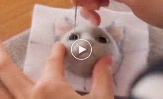 The girl made an incredibly realistic cat head from felted wool