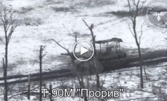 The crew of the Russian analogue tank T-90M Proryv runs headlong through the forest after the arrival of a Ukrainian drone