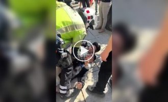 Китайський турист в Іспанії взяв на задушливий злодія, який хотів відпрацювати у нього телефон