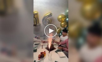 Взрывная вечеринка: мужчины подожгли свечи на торте, которые оказались фейерверками
