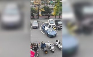 В Китае водитель переиграл женщину, которая мешала припарковаться