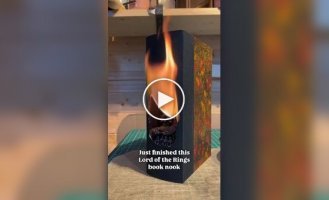 Миниатюрный мир на книжной полке