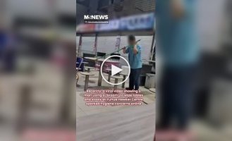 Владельца кафе раскритиковали за то, что он чистил столики метлой