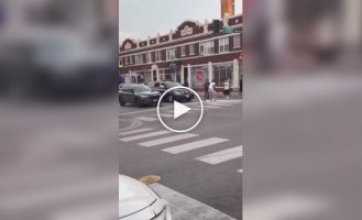 Троє чоловіків із лопатами, влаштували бійку на перехресті в Чикаго