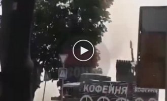 Оккупанты в открытую публикуют видео из Новой Каховки, где они ведут огонь из «Градов», прячась за жилыми домами