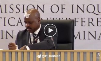 Салфетка прилипла ко лбу бывшего чиновника из ЮАР во время слушания о коррупции
