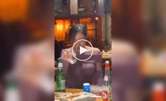 Тот самый момент, когда жена так не может: все внимание на стол позади