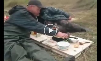 Бурундук кушает картошку в компании мужчин