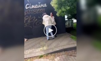 Прохожий вступился за мужчину на улице, который стал жертвой насилия со стороны супруги