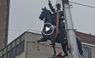 Dismantling the monument to Shchors in the center of Kyiv