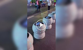 Общественные беспроводные зарядки, показывающие рекламу