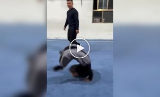 Девочка хорошо овладела своим телом