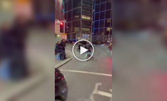 Snatched right from his hands: thieves on bikes brazenly robbed a man in front of dozens of witnesses