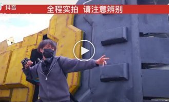 Гигантская механическая рука, которой можно управлять дистанционно