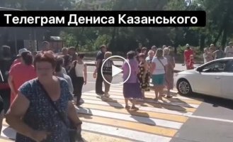 Residents of occupied Donetsk blocked one of the streets and demand water and better living conditions