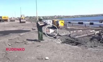 Появилось видео со свежими повреждениями Антоновского моста от удара ВСУ