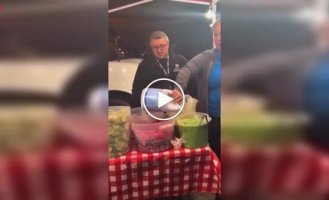 Інспектори вилили відбілювач на їжу нелегального продавця тако