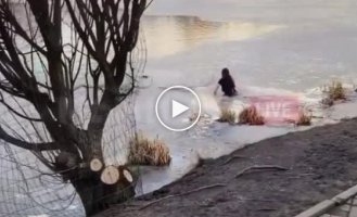 Девушка прыгнула за собакой в ледяную воду